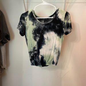 Crop top fitted at the bottom